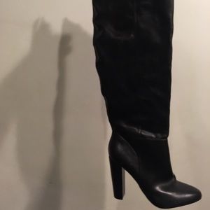 Black kneel high leather shoe